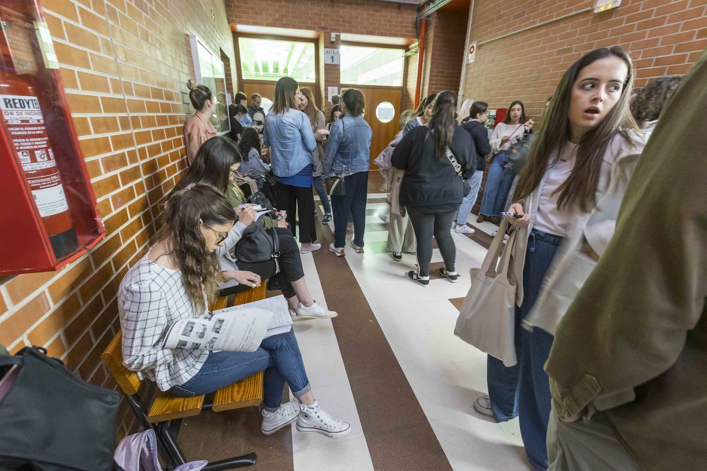 Algunos de los aspirantes repasaron hasta pocos minutos antes de que comenzara el examen.