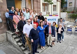 Foto de familia tras la visita de Gema Igual a la sede de Perines de Unate