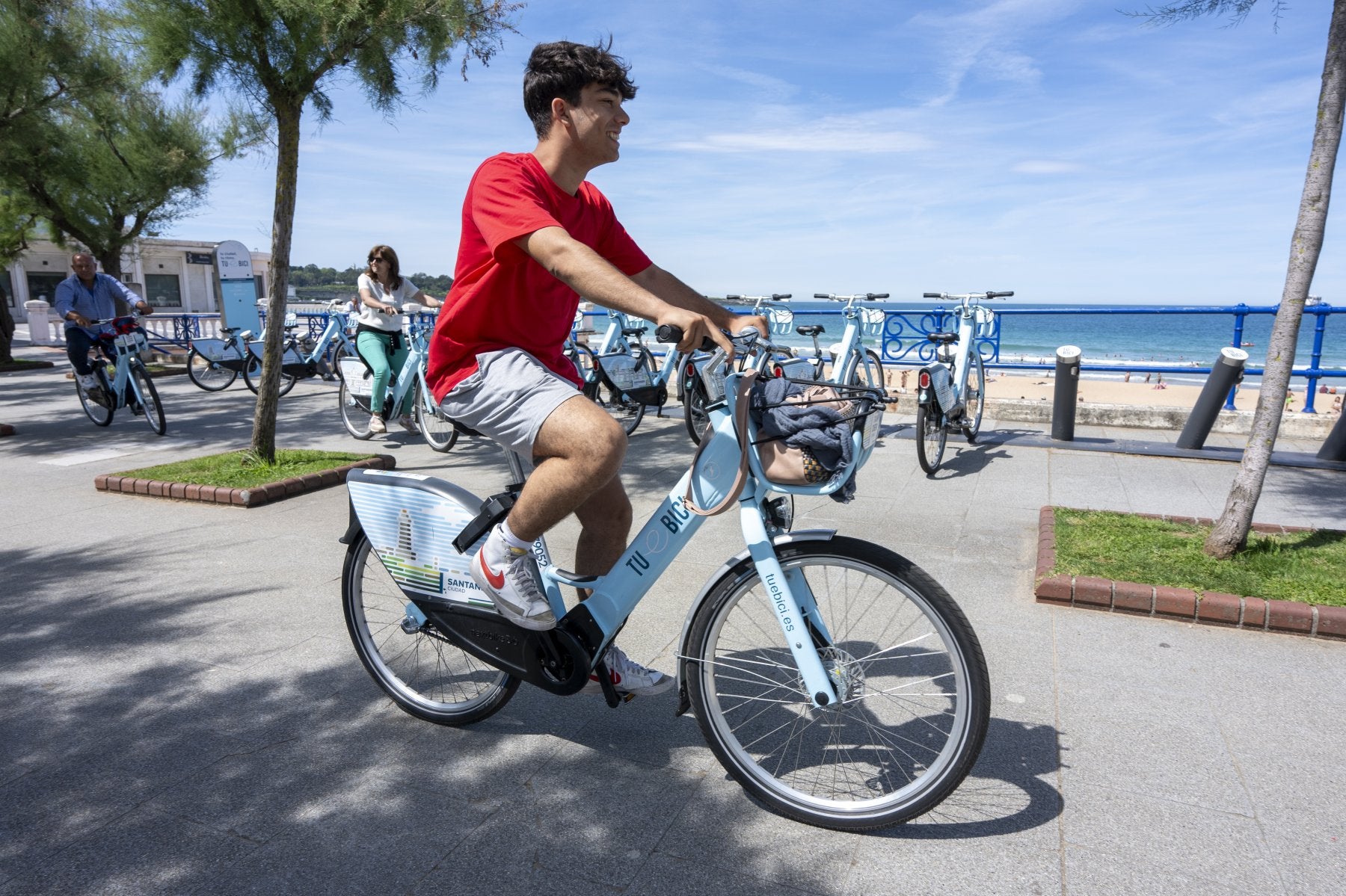 El Sardinero. Un usuario utiliza la bicicleta municipal en la parada de la Plaza de Italia.