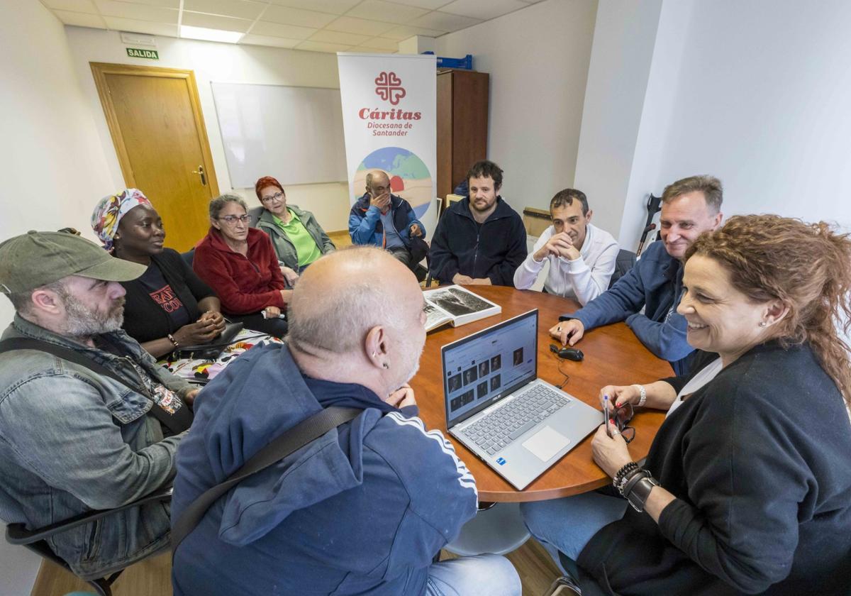 Una reunión del programa de 'Personas sin hogar' celebrada esta semana en la sede de Cáritas, en la calle Rualasal de Santander.