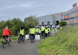 Alumnos del IES La Marina han participado en salidas en bicicleta por el municipio dentro de este proyecto.