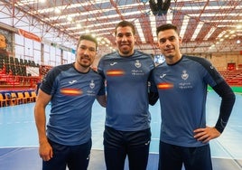 Álex y Dani Djushebaev y Ángel Fernández posan sonrientes antes de un entrenamiento en el Trueba.