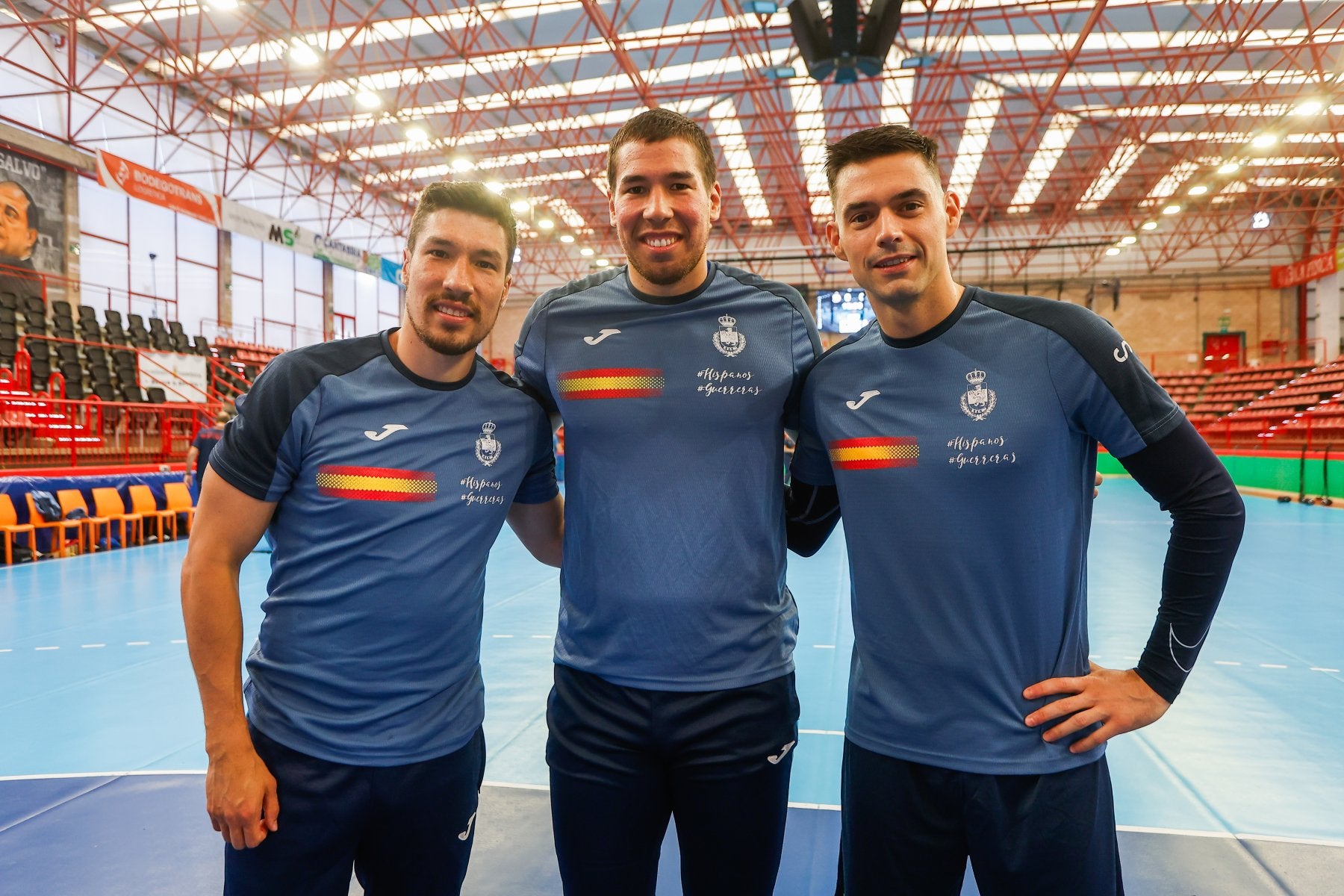 Álex y Dani Djushebaev y Ángel Fernández posan sonrientes antes de un entrenamiento en el Trueba.