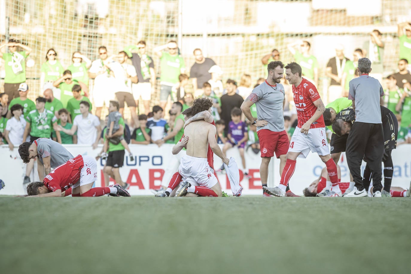 Abrazos, sonrisas y alguna lágrima de alegría en el regreso del Charles a Segunda RFEF.