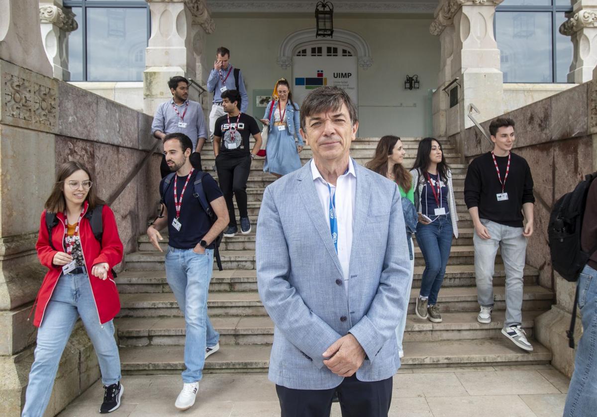 Carlos Andradas, rector de la UIMP, en las escaleras de acceso al Palacio de La Magdalena.