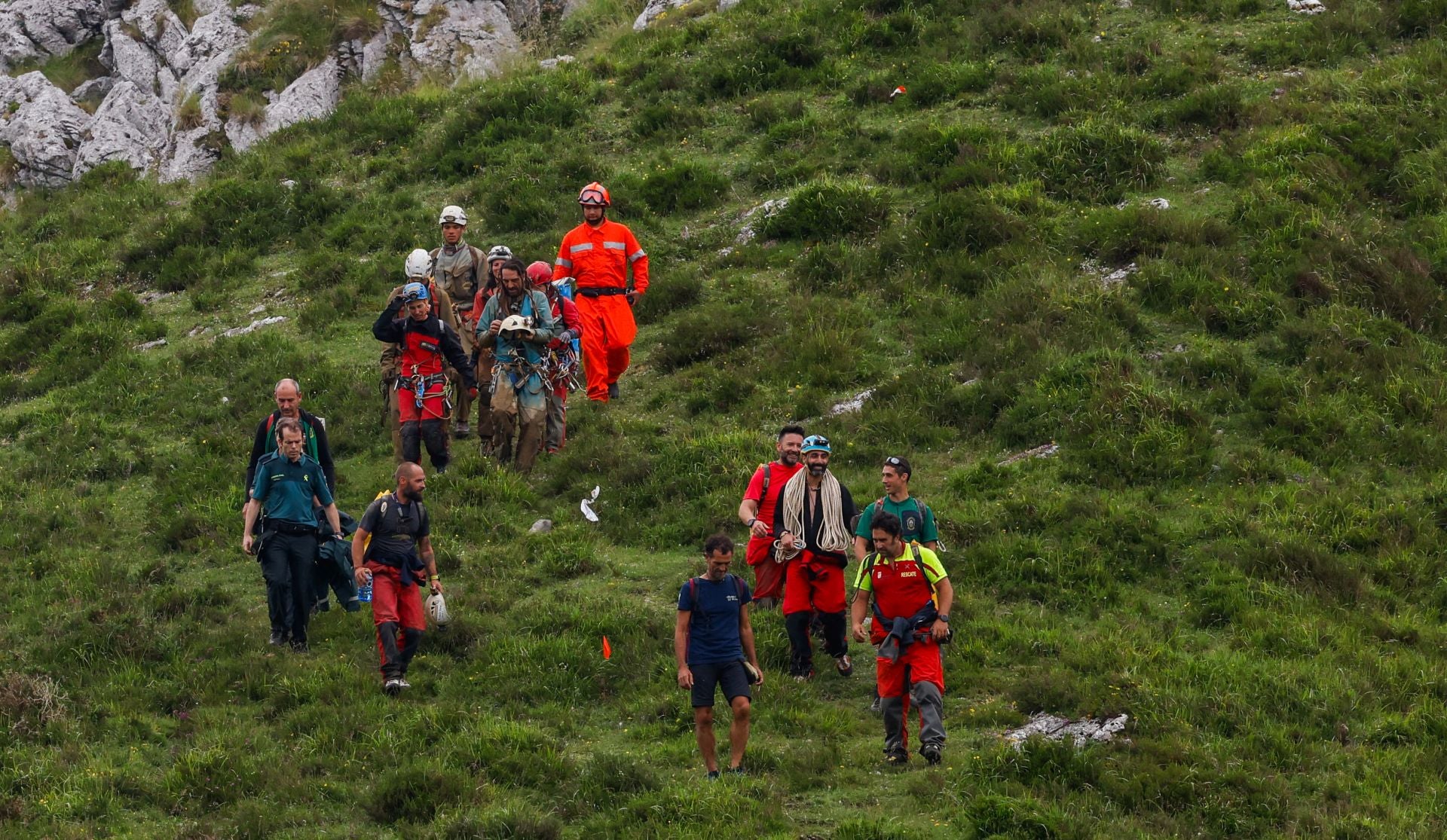 Descendiendo desde la boca de El Sombrero una vez rescatados