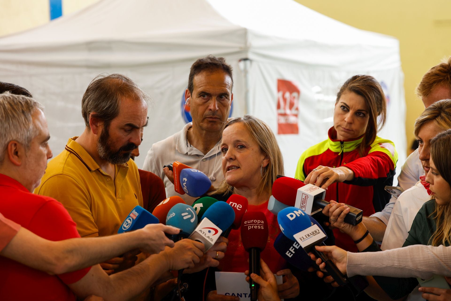 Isabel Urrutia atiende a los medios