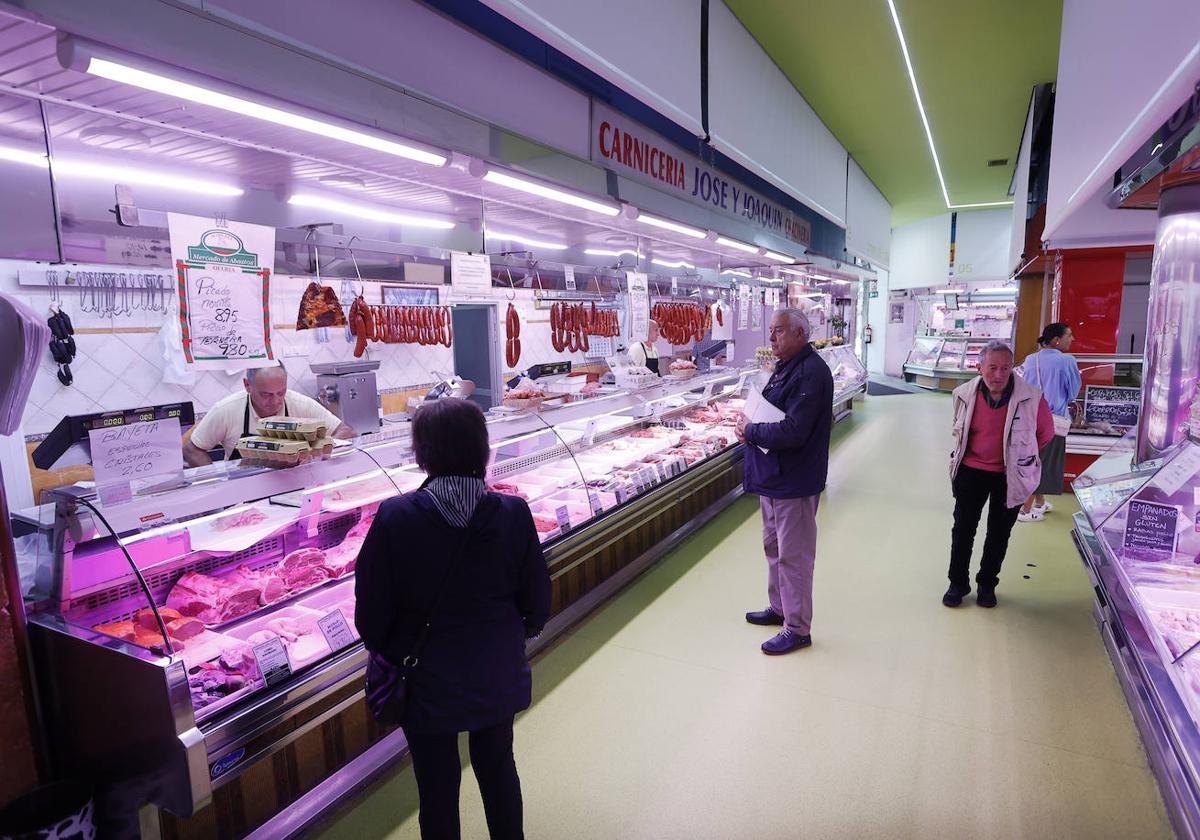 Varios clientes compran en el centenario mercado municipal de Torrelavega