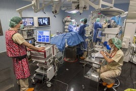 Momento de una intervención quirúrgica en el Hospital Universitario Marqués de Valdecilla.