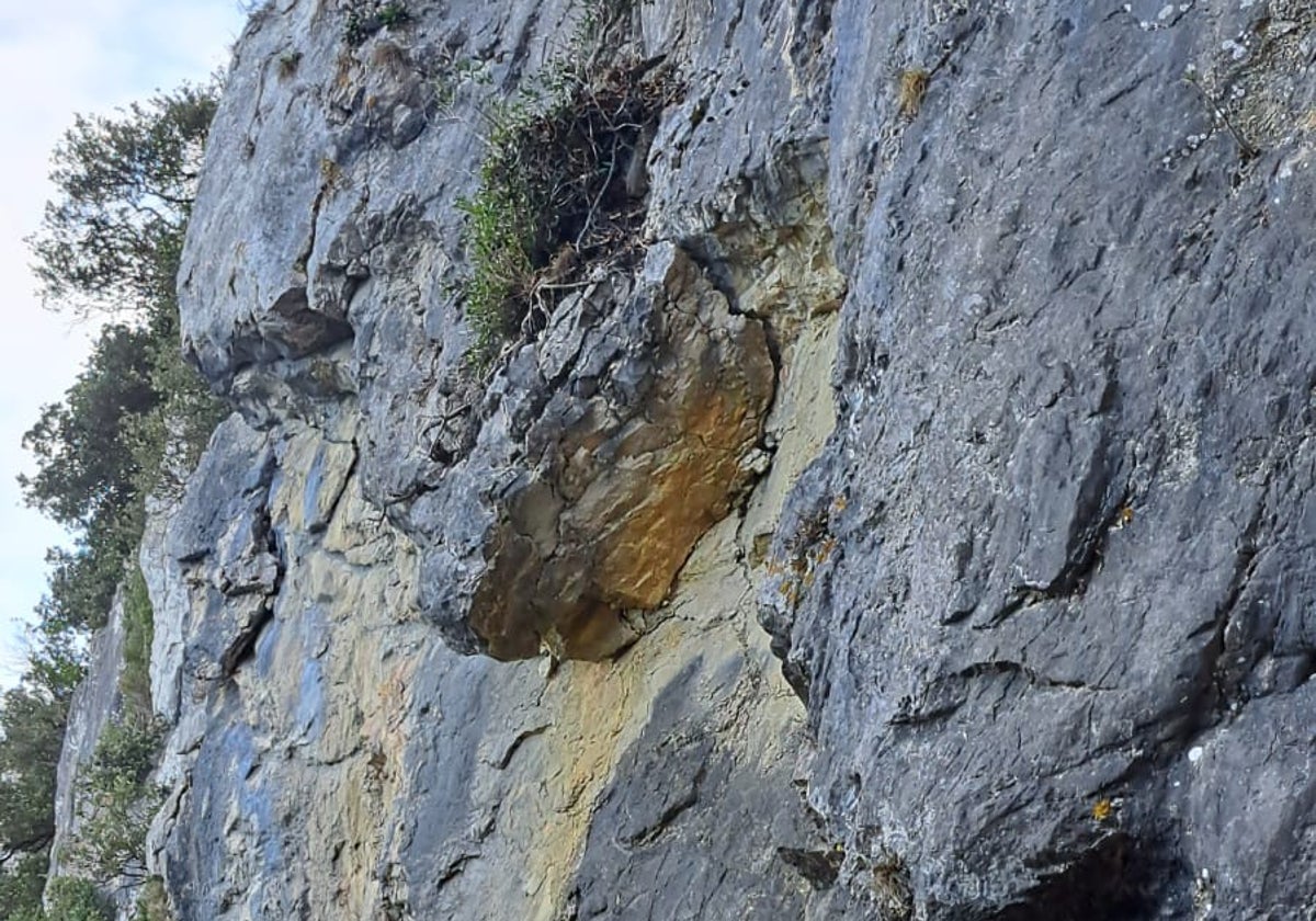 Una de las rocas que corre el riesgo de deprenderse.