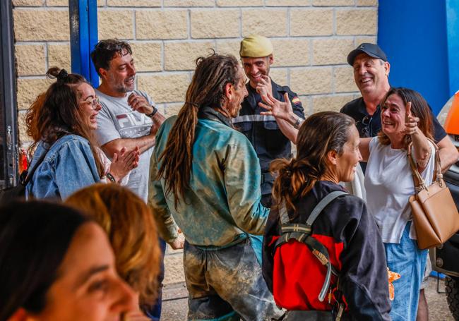 Alfonso Urrutia es recibido con abrazos por sus familiares y amigos en el puesto de mando del 112.