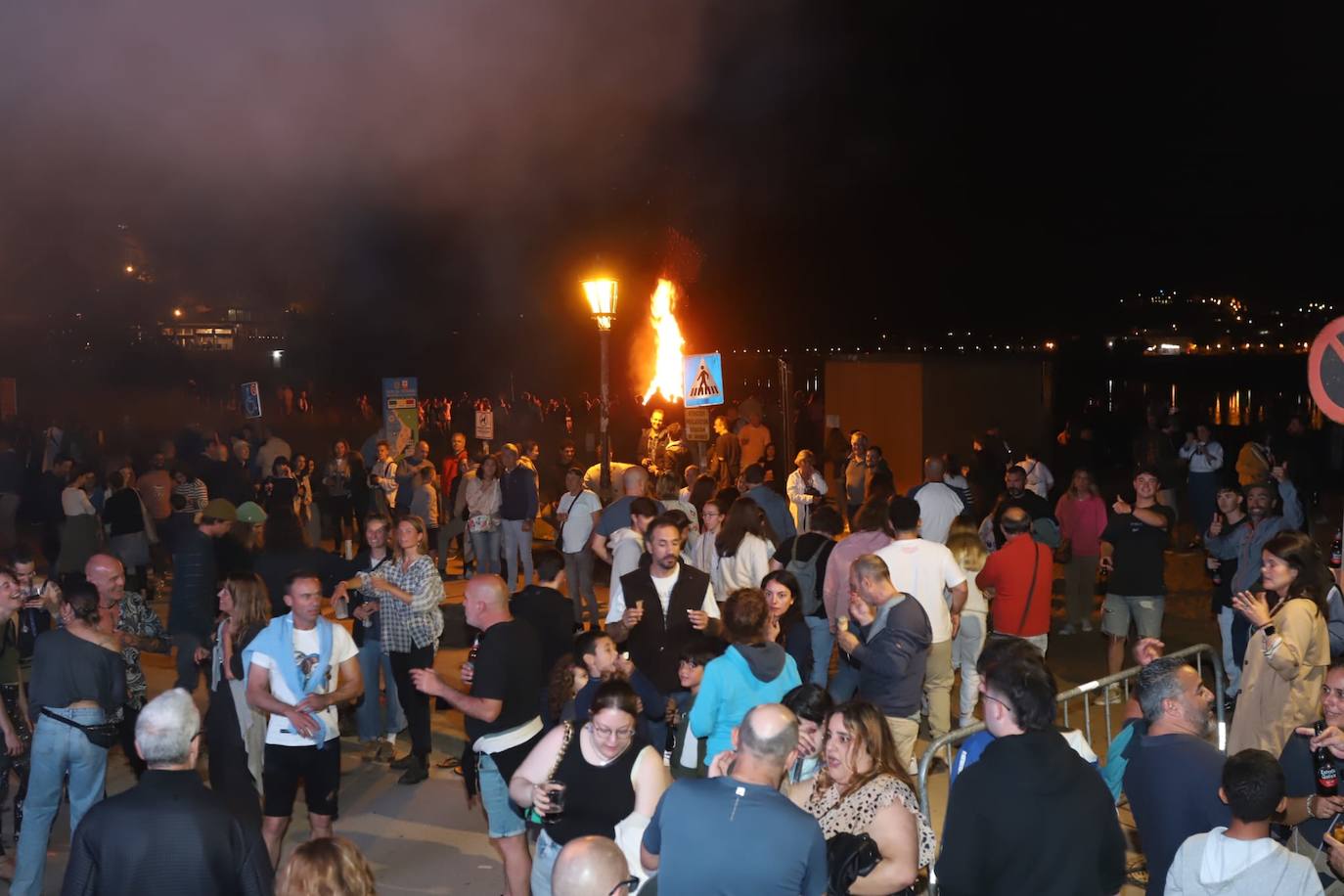 Asistentes a la celebración en San Vicente de la Barquera