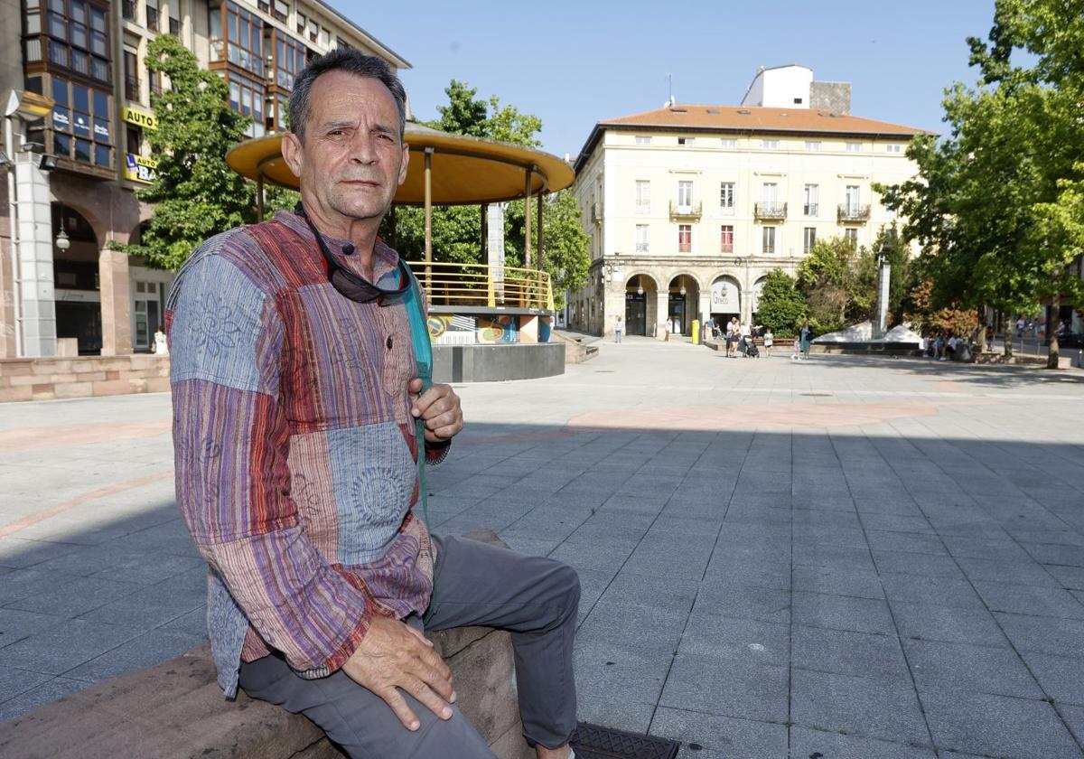 Roberto Ceballos, de 68 años, en la Plaza Mayor de Torrelavega.