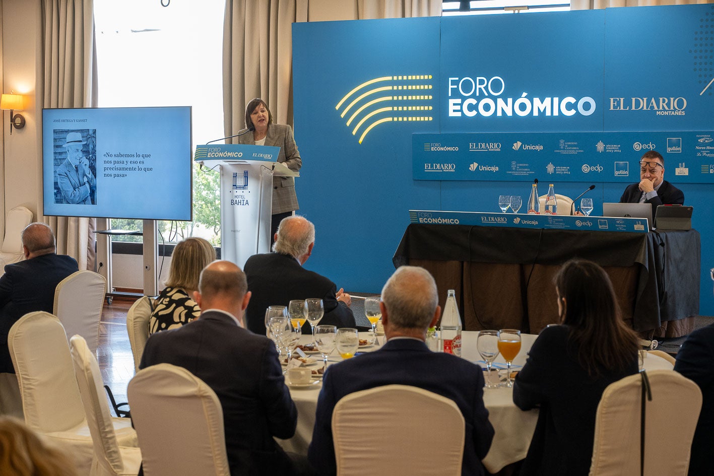 Empresarios y políticos han participado esta mañana en el Foro Económico celebrado en los salones del Hotel Bahía de Santander.