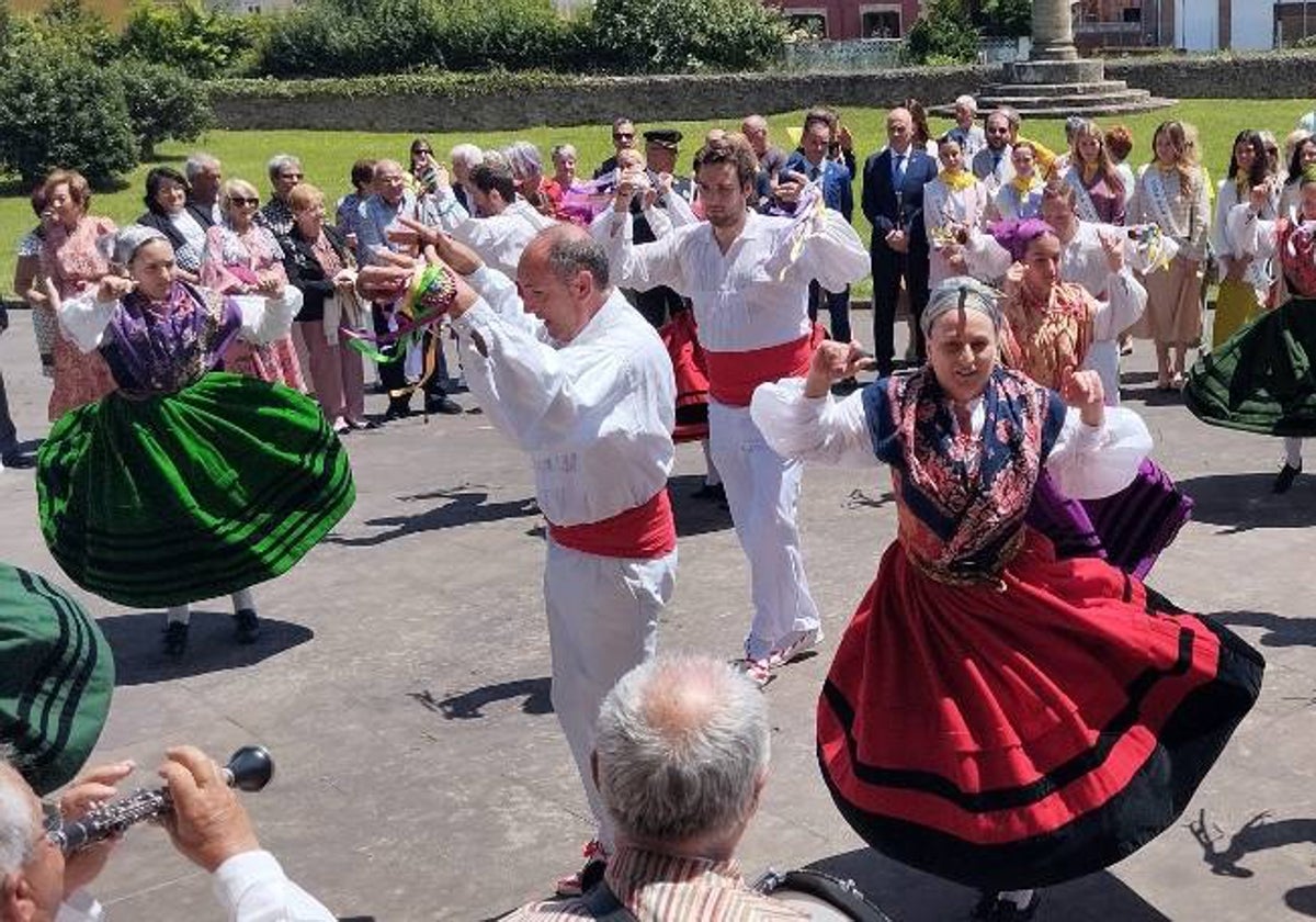 Baile al Santo Patrón de la Agrupación de Danzas Virgen de las Nieves, de Tanos.