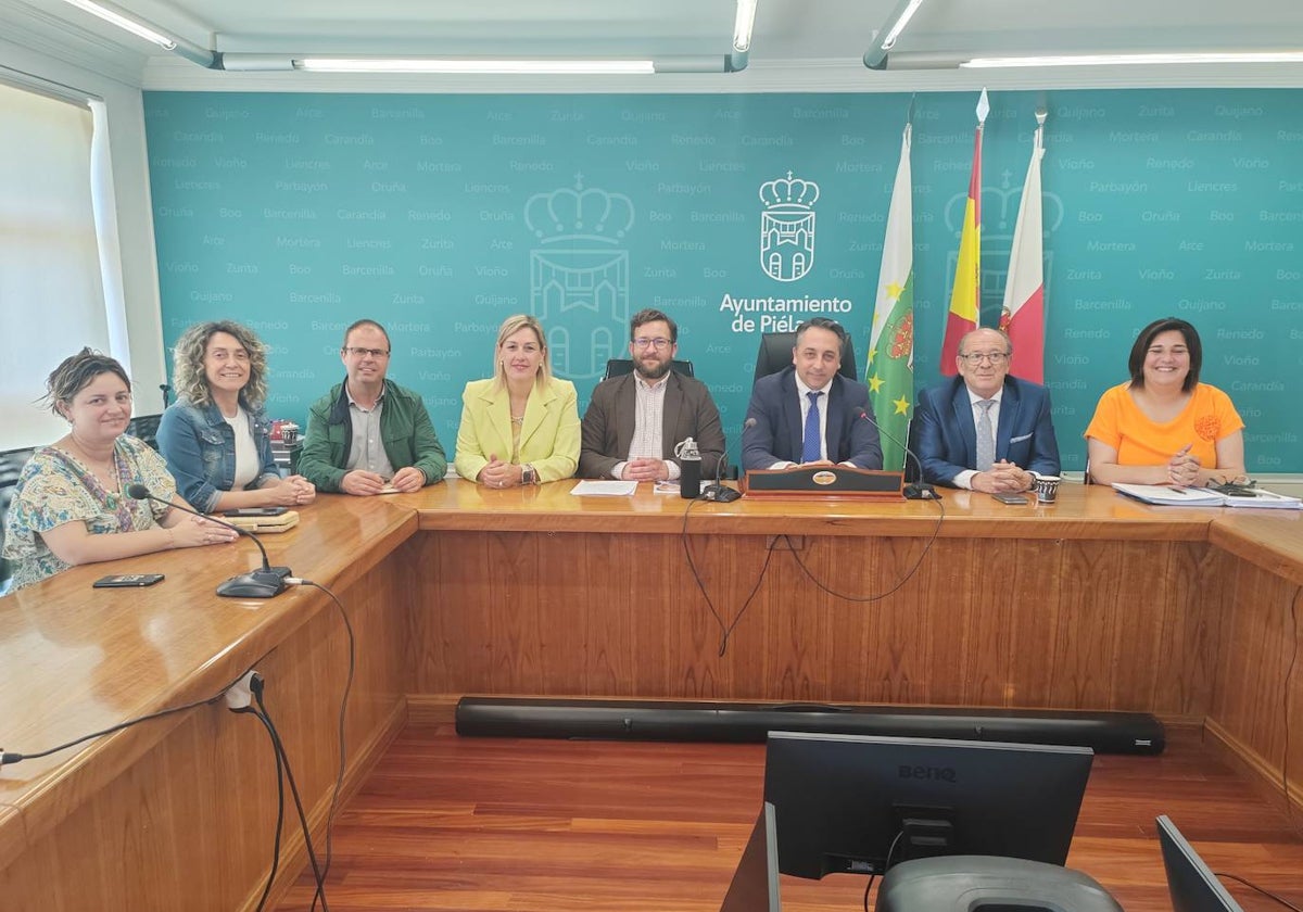 El alcalde, Carlos Caramés, este martes, junto a los concejales de su equipo de gobierno en la rueda de prensa ofrecida para hacer balance.