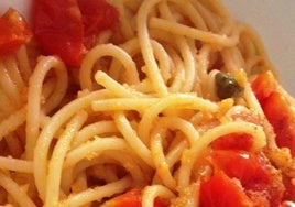 Pasta con anchoas y salsa de tomate.