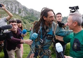 Alfonso Urrutia saluda a un miembro de la Guardia Civil tras salirde la cueva