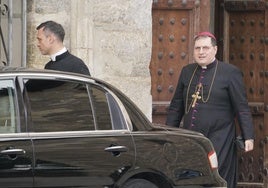 Pablo de Rojas, el falso obispo, junto al cura coctelero José Ceacero, saliendo del convento de Belorado.