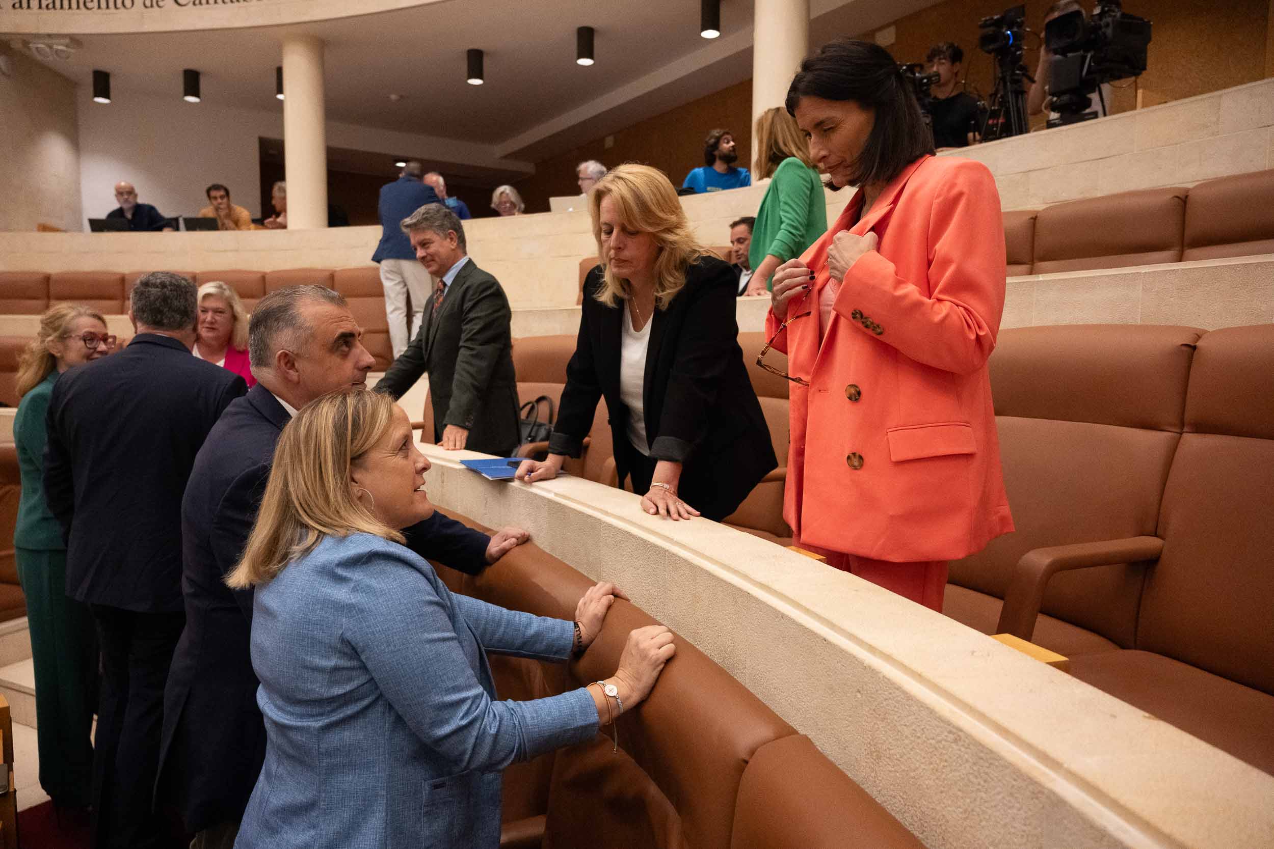 Minutos antes de comenzar el debate, los diputados y consejeros del PP conversan. 