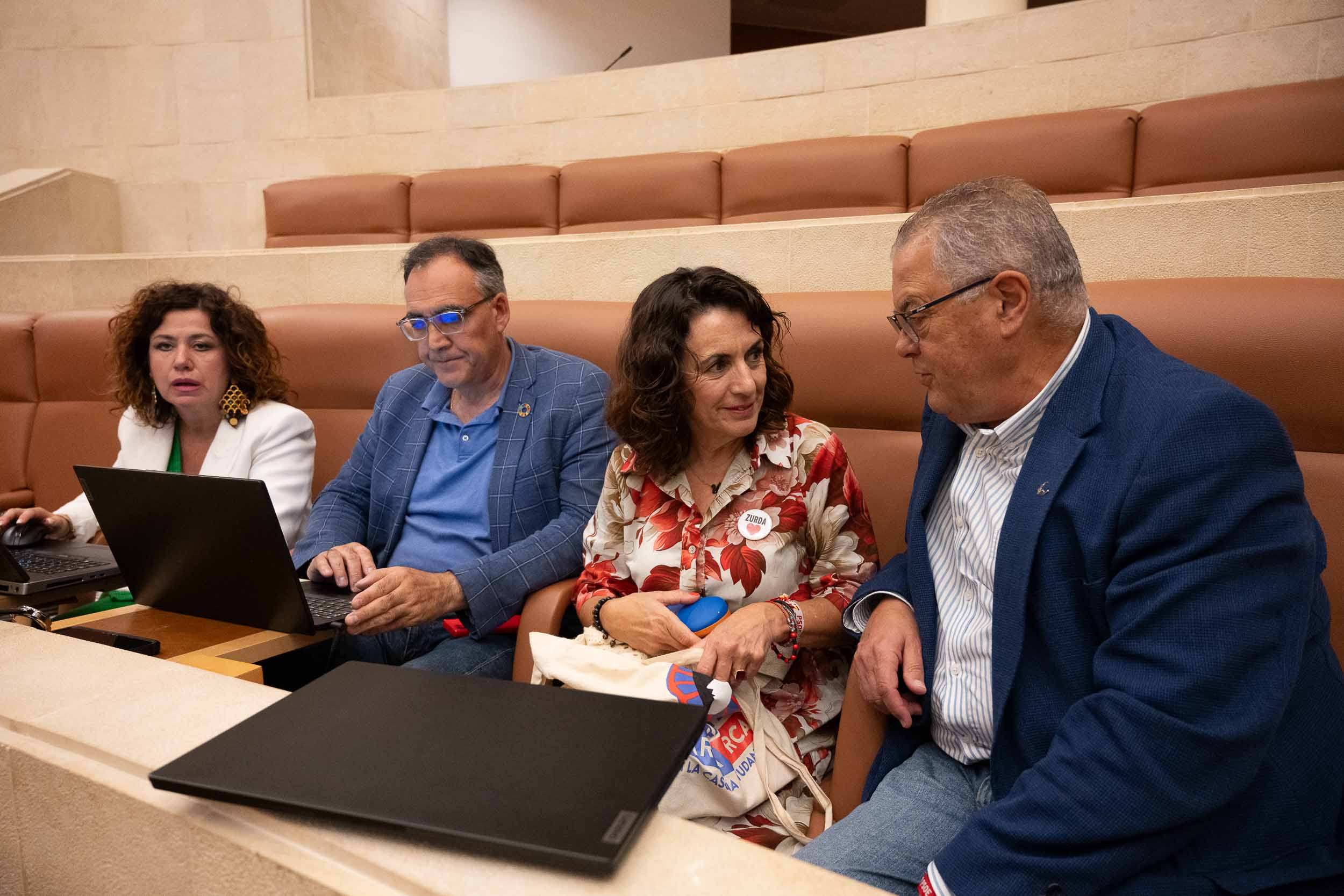 Diputados del grupo socialista conversan antes de comenzar el Debate del Estado de la Región. 