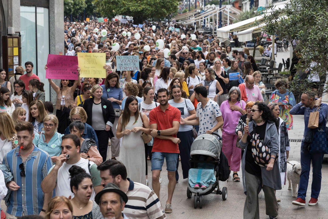 La manifestación atravesó todo el centro de la capital cántabra, desde Numancia al Paseo de Pereda