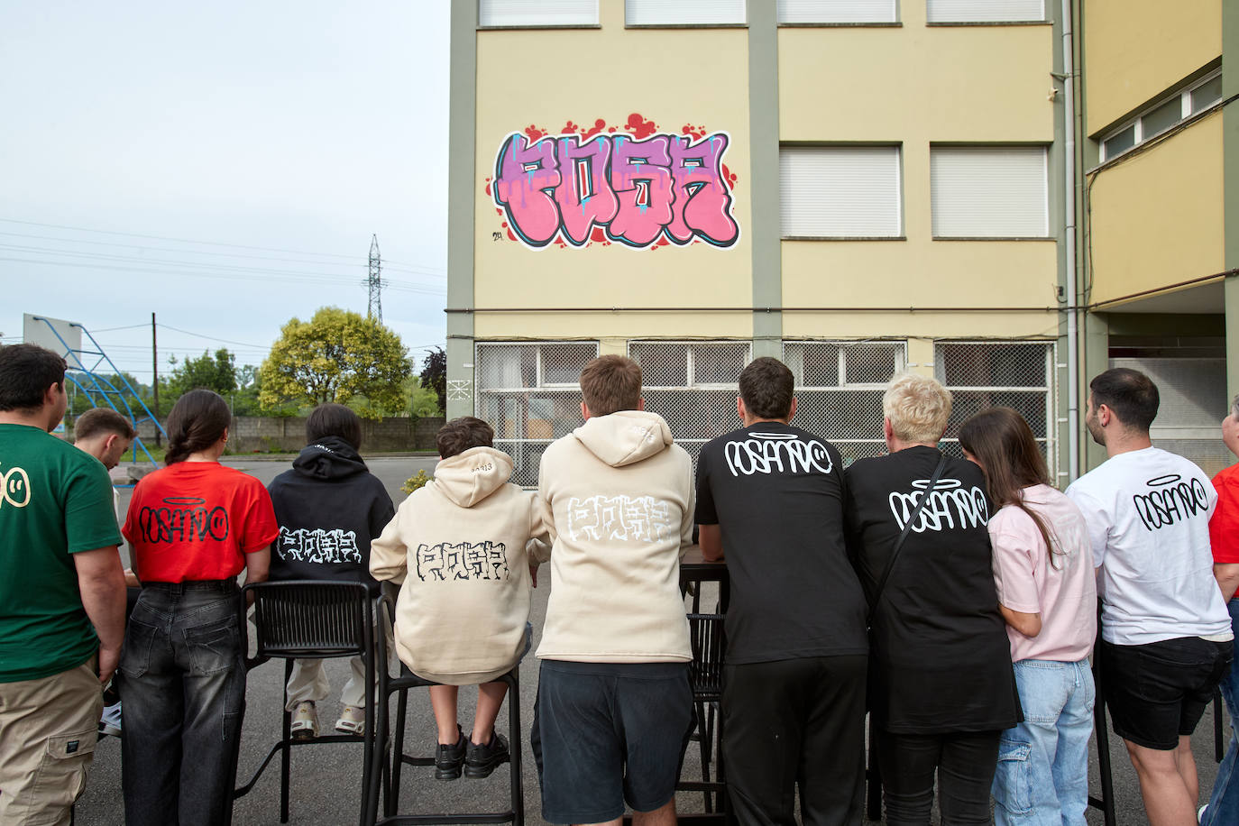 Amigos y familiares de Carlos Cubillas observan la reproducción de uno de sus grafitis.