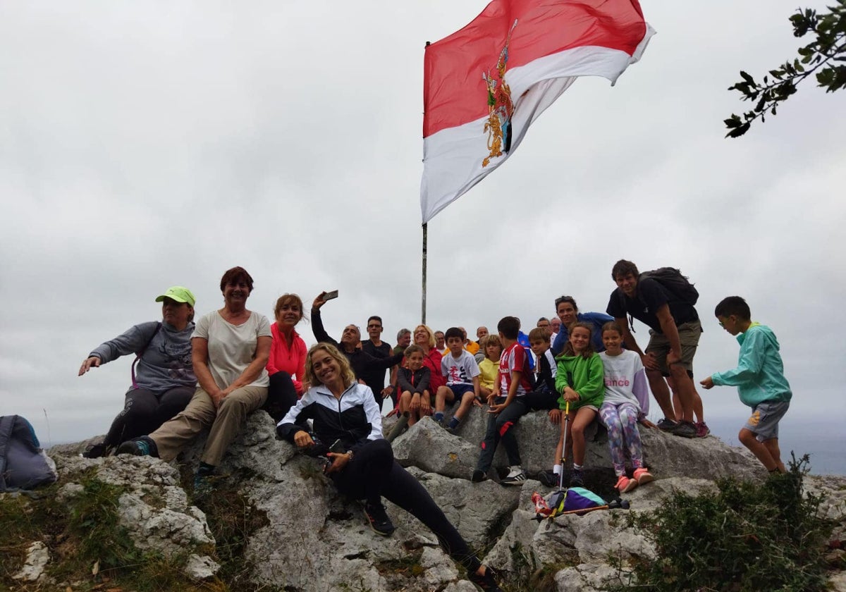 Colocación de la bandera de Santoña en el pico Buciero el pasado año.