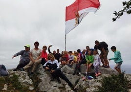 Colocación de la bandera de Santoña en el pico Buciero el pasado año.