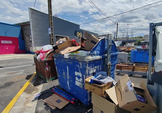 Imagen de contenedores llenos de basura estos días de huelga en Camargo.