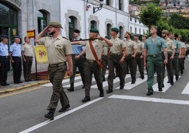 Desfile de la compañía de alumnos por los exteriores del acuartelamiento.