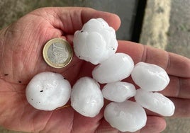 Algunos de los granizos caídos el miércoles en Rocamundo