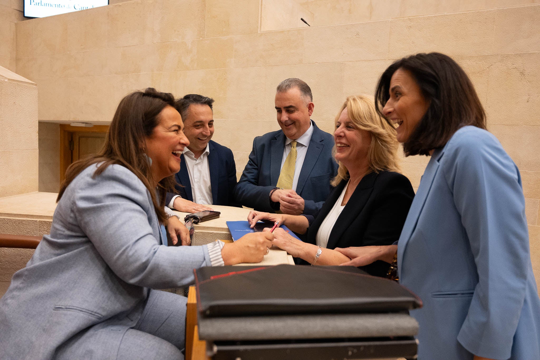 Momento distendido de Begoña Gómez, Carlos Caramés, Roberto Media, María Jesús Susinos y Gema Igual.