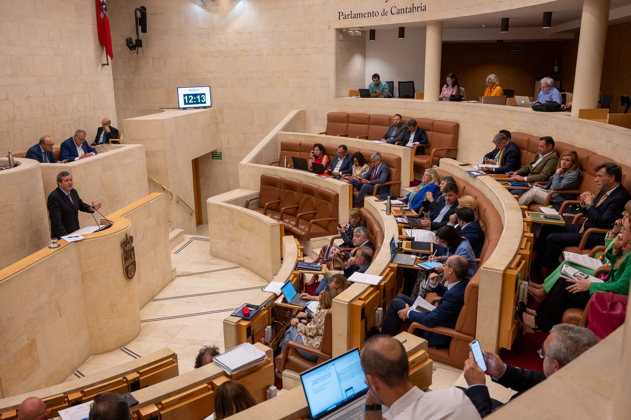 Los diputados escuchan al diputado Íñigo Fernández, que cerró el debate de los propuestas de resolución.