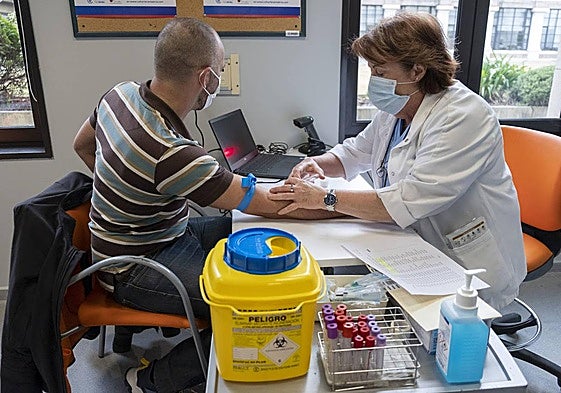 Un voluntario durante una de las recogida de muestras para el proyecto 'Cohorte Cantabria.