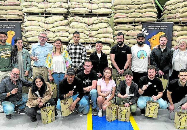 Foto de familia con todos los participantes, los integrantes del jurado y miembros de la organización.