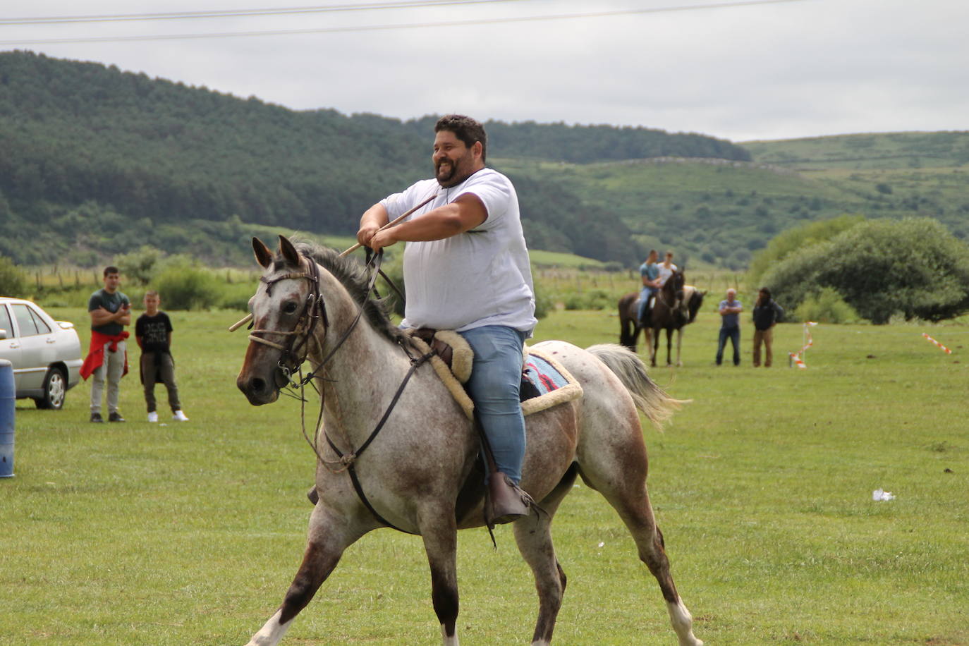 Pablo de Mier, con una sonrisa en la boca disfrutando de su caballo.