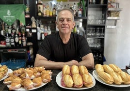 Alfonso Gabarre lleva más de cuarenta años en la hostelería.