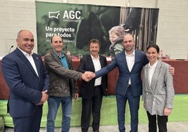 Jacobo Alonso, director general de AgroCantabria; Salvador Cobo, presidente de SATValle de Aras; Pablo Palencia, consejero de Desarrollo Rural, Ganadería, Pesca y Alimentación; José Ángel Pereda, presidente de AgroCantabria, y Susana Onandía, directora financiera de AgroCantabria, a la conclusión del acto, escenificando la fusión con un apretón de manos.