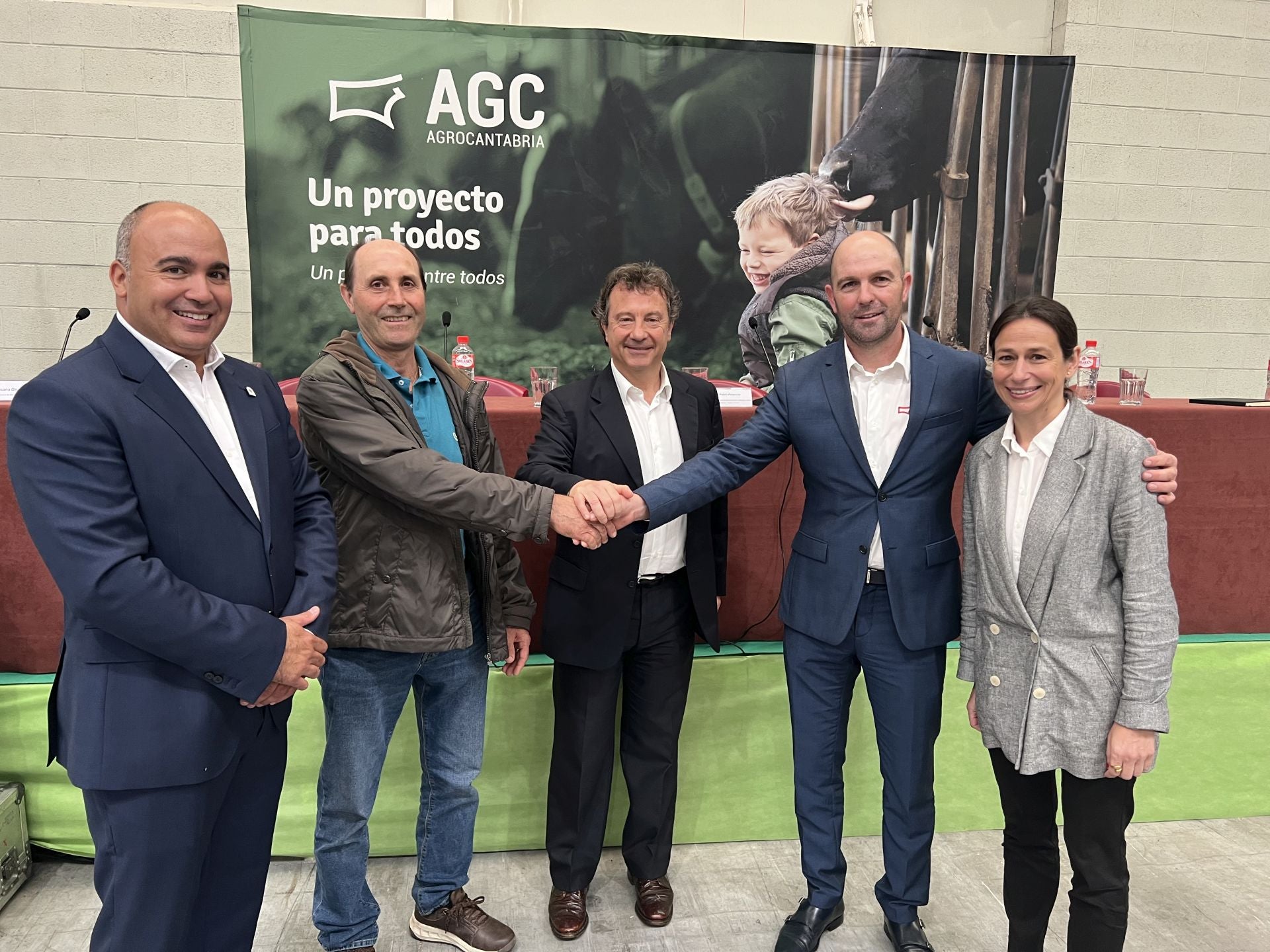 Jacobo Alonso, director general de AgroCantabria; Salvador Cobo, presidente de SATValle de Aras; Pablo Palencia, consejero de Desarrollo Rural, Ganadería, Pesca y Alimentación; José Ángel Pereda, presidente de AgroCantabria, y Susana Onandía, directora financiera de AgroCantabria, a la conclusión del acto, escenificando la fusión con un apretón de manos.