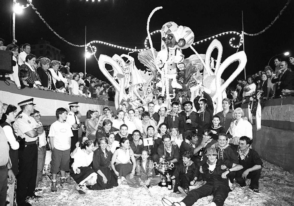 Carroza ganadora en el desfile del Coso Blanco del año 1998.