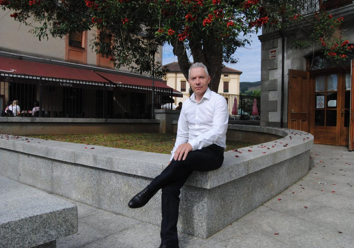 El alcalde regionalista, Ángel Llano, en la entrada al Ayuntamiento de Guriezo.