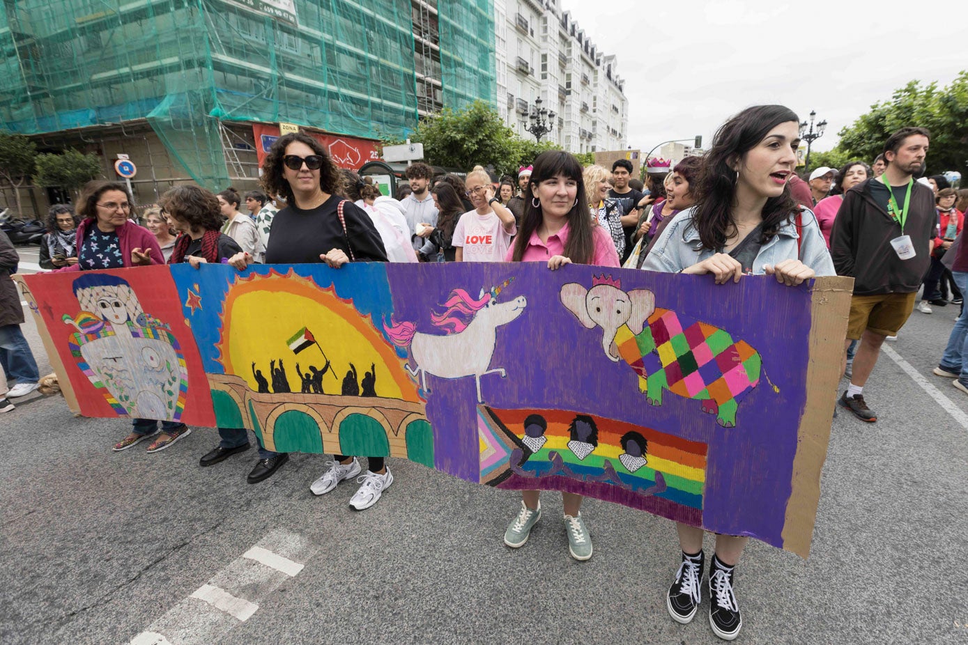 Grupo de manifestantes con uno de las pancartas que se pudieron ver en la calle.