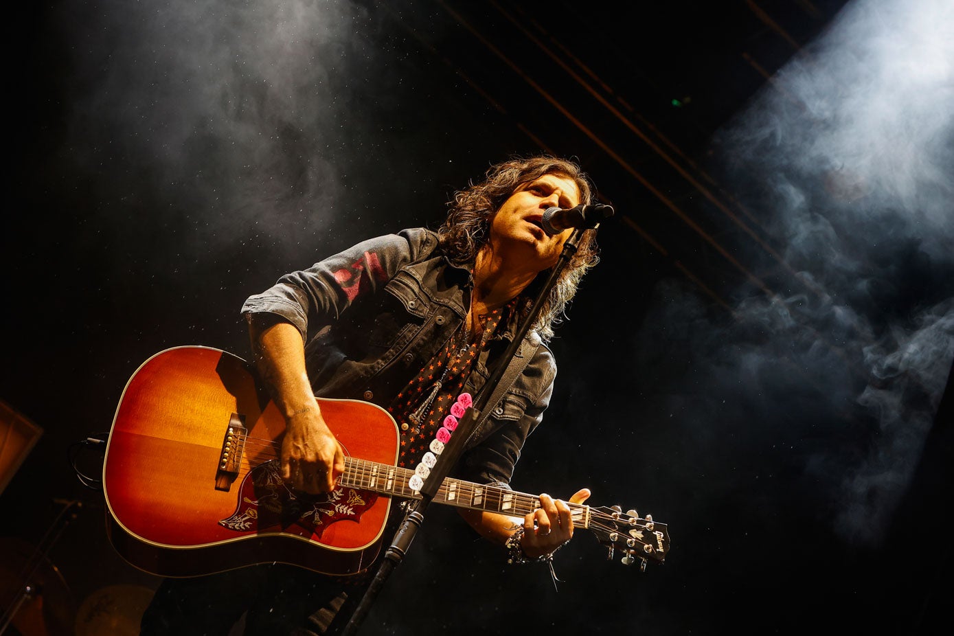 El músico cántabro estuvo acompañado por su inseparable guitarra, ese instrumento que tantas alegrías le ha dado.