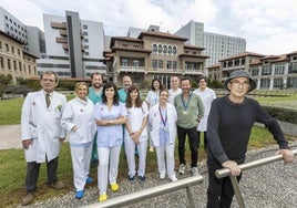 El paciente Luis Ignacio Gómez, en primer término, posa en los jardines del Hospital Valdecilla, junto a una representación del equipo que intervino en su trasplante cardiaco. Desde la izquierda, Juan Francisco Nistal (Cirugía Cardiovascular), Inma García Montesinos (Perfusión), Carlos Juárez (Cirugía Cardiovascular), Nuria Alonso (Perfusión), Iván García (Cirugía Cardiovascular), Cristina Castrillo (Cardiología), María Ángeles Ballesteros, Nuria Lavid y Borja Suberviola (Coordinación), Jorge Placer (Anestesiología) y José Aurelio Sarralde (Cirugía Cardiovascular).