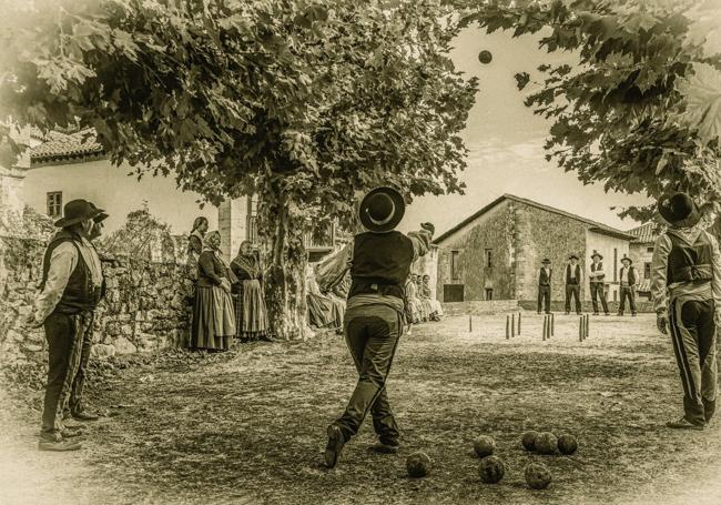 'Bolos'. Cotera trabajó con sus convecinos del pequeño Concejo de Rudagüera para las escenografías.