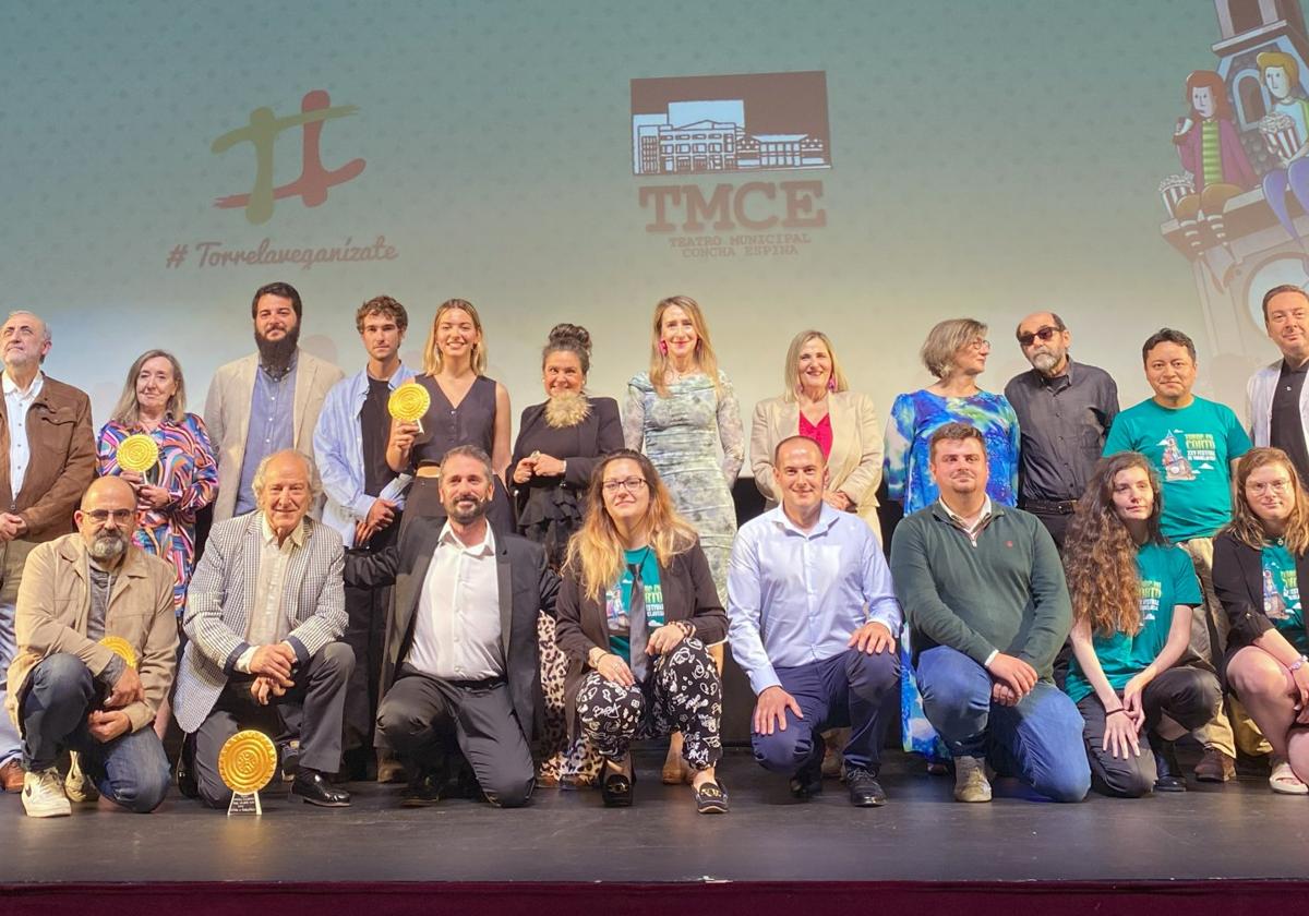 Premiados, miembros del jurado, de la organización del Festival y autoridades, en la tradicional foto de familia.