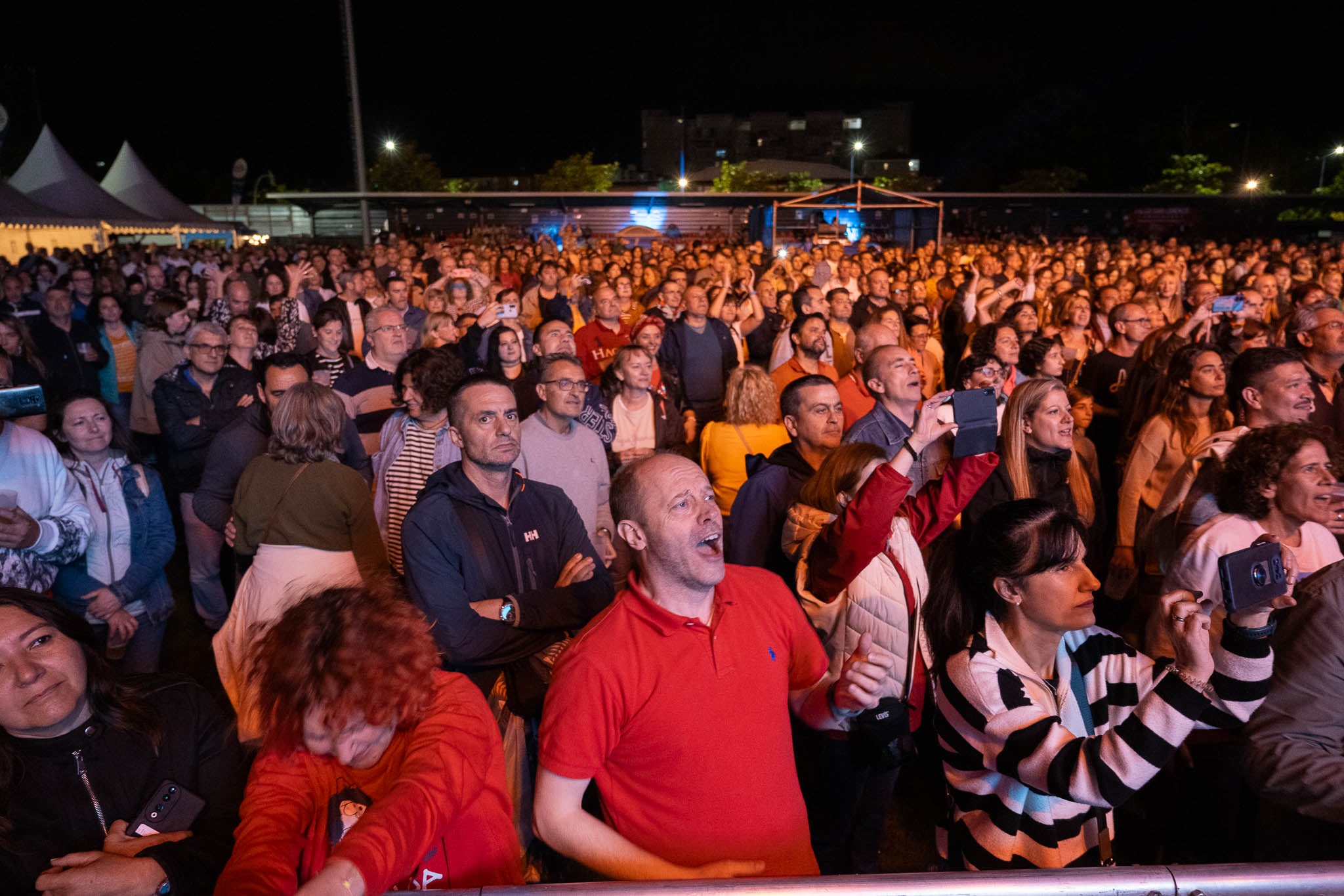 Más de cinco mil personas llenaban el césped de San Lorenzo.