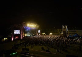 Miles de personas disfrutaron de la música en directo en El Malecón