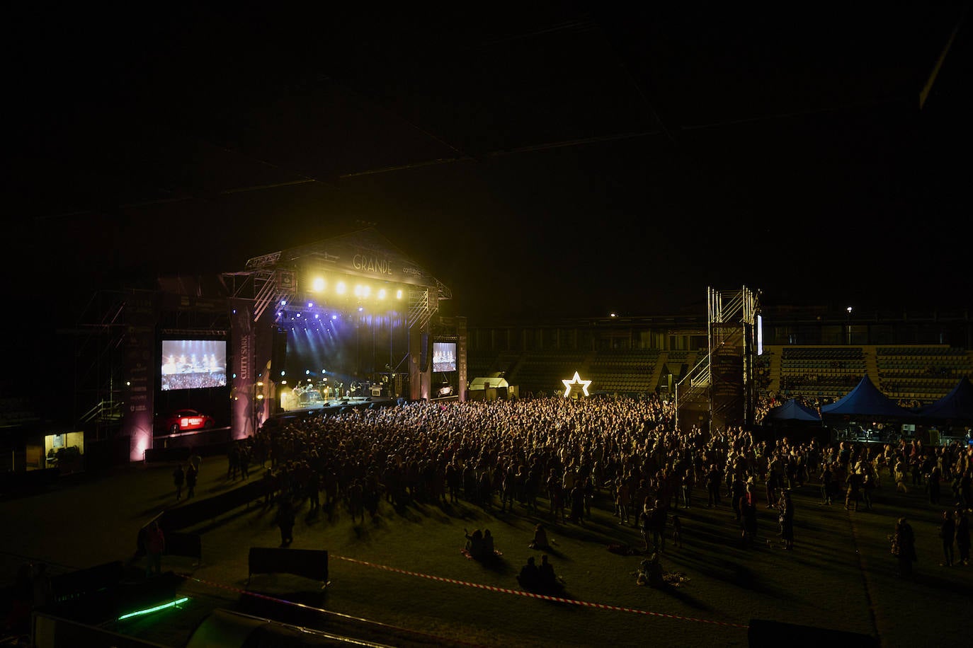 Miles de personas disfrutaron de la música en directo en El Malecón de Torrelavega.